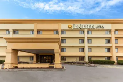 Photo 2 - La Quinta Inn & Suites by Wyndham Chicago Gurnee