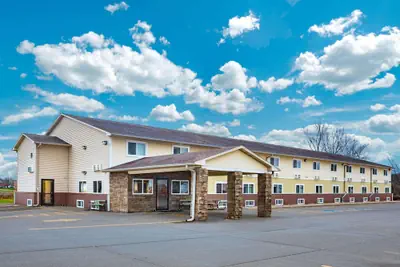 Photo 2 - Super 8 by Wyndham Fort Madison