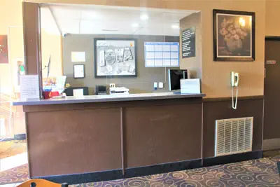Photo 4 - Super 8 by Wyndham Burlington