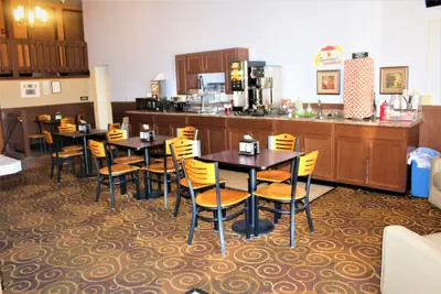 Photo 2 - Super 8 by Wyndham Burlington