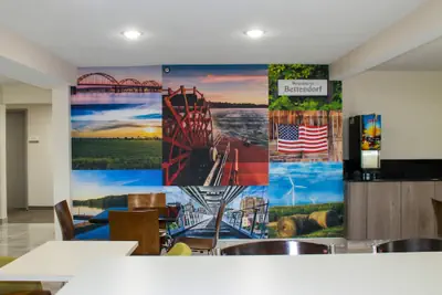 Photo 4 - Clarion Pointe Bettendorf - Quad Cities