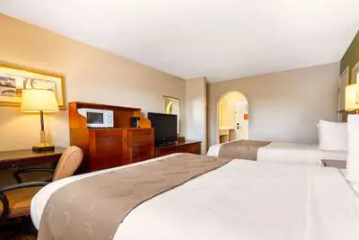 Photo 4 - Auburn House Hotel