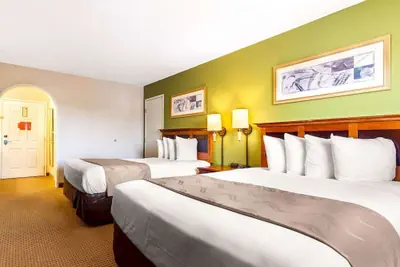Photo 5 - Auburn House Hotel