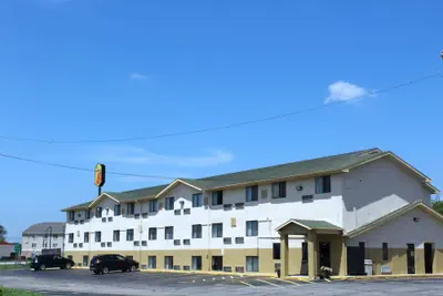 Photo 2 - Super 8 by Wyndham Topeka/Wanamaker RD/I-70