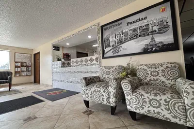 Photo 5 - Super 8 by Wyndham Pontiac