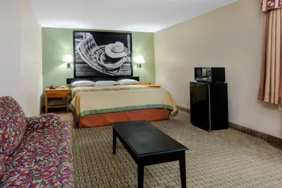 Photo 4 - Super 8 by Wyndham Sherman