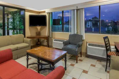 Photo 4 - Super 8 by Wyndham Hartford
