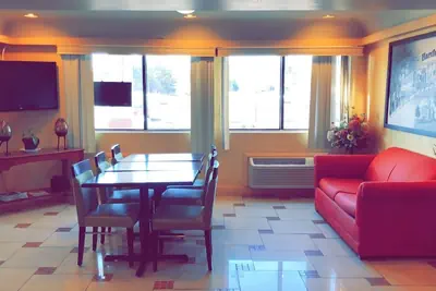 Photo 5 - Super 8 by Wyndham Hartford