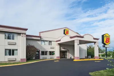 Photo 2 - Super 8 by Wyndham Hartford