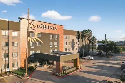 Photo 2 - La Quinta Inn & Suites by Wyndham Houston Baytown East
