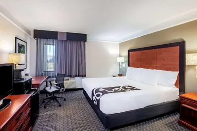 Photo 5 - La Quinta Inn & Suites by Wyndham Houston Baytown East