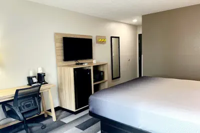 Photo 5 - Super 8 by Wyndham Cedar Rapids