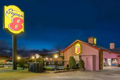 Photo 2 - Super 8 by Wyndham Eastland
