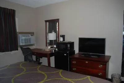 Photo 5 - Super 8 by Wyndham Warner Robins