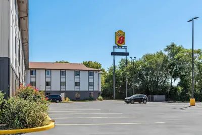 Photo 2 - Super 8 by Wyndham Terre Haute