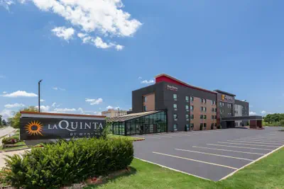 Photo 2 - La Quinta Inn & Suites by Wyndham Springdale