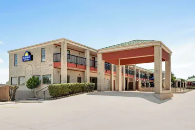 Photo 2 - Days Inn by Wyndham San Antonio Near Fiesta Park