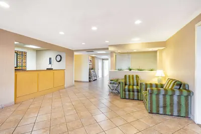Photo 2 - La Quinta Inn & Suites by Wyndham El Paso East