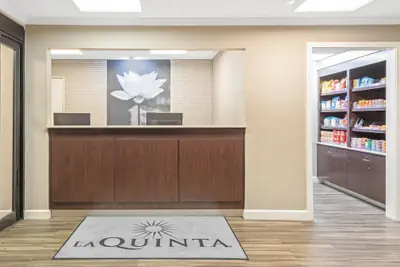 Photo 5 - La Quinta Inn & Suites by Wyndham Baton Rouge Siegen Lane