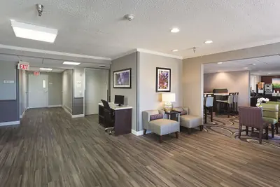 Photo 3 - La Quinta Inn & Suites by Wyndham Baton Rouge Siegen Lane