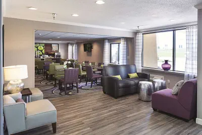 Photo 2 - La Quinta Inn & Suites by Wyndham Baton Rouge Siegen Lane