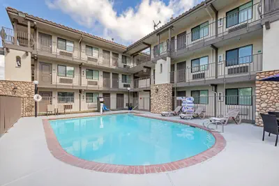 Photo 2 - Hillstone Inn Tulare, an Ascend Collection Hotel