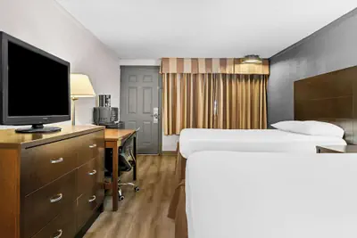 Photo 4 - Rodeway Inn & Suites Saginaw I-675