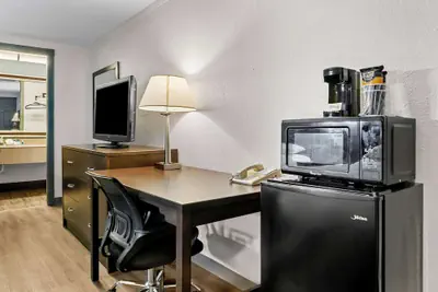 Photo 5 - Rodeway Inn & Suites Saginaw I-675