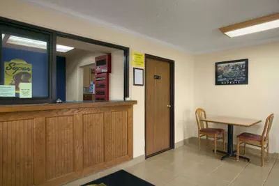 Photo 3 - Super 8 by Wyndham Saginaw