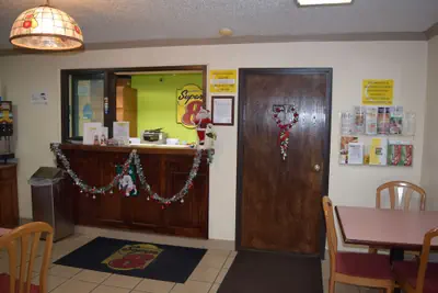 Photo 4 - Super 8 by Wyndham Saginaw