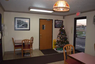 Photo 5 - Super 8 by Wyndham Saginaw
