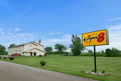 Photo 2 - Super 8 by Wyndham Saginaw