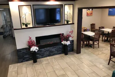 Photo 3 - Baymont by Wyndham Grand Rapids Airport