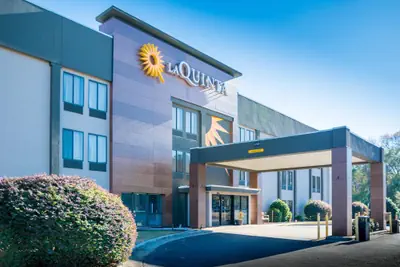 Photo 2 - La Quinta Inn & Suites by Wyndham Fayetteville I-95