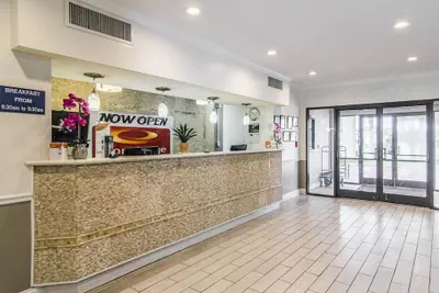 Photo 2 - Econo Lodge Darien
