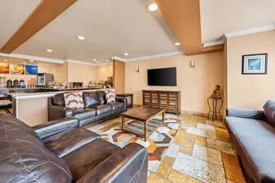 Photo 4 - Comfort Inn & Suites Salinas City Center Area