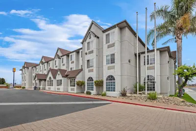 Photo 2 - Comfort Inn & Suites Salinas City Center Area