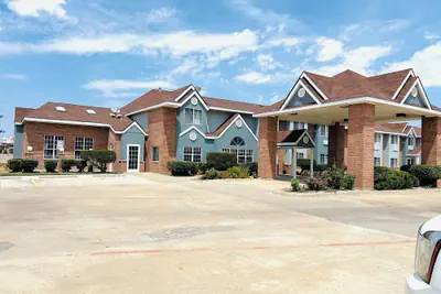 Photo 2 - Longhorn Inn and Suites
