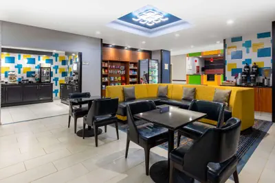 Photo 3 - La Quinta Inn & Suites by Wyndham Columbus West - Hilliard