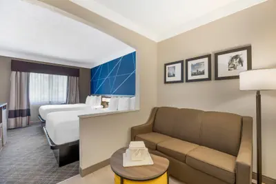 Photo 4 - Comfort Suites Salem