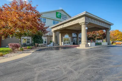 Photo 2 - Holiday Inn Express Hotel & Suites Oshkosh by IHG