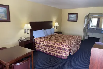Photo 4 - Gun Barrel Executive Inn