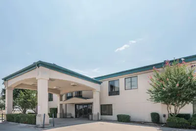 Photo 2 - Super 8 by Wyndham Fort Worth Downtown South