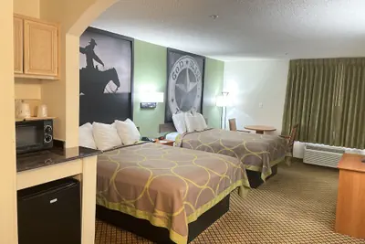 Photo 4 - Super 8 by Wyndham Fort Worth Downtown South