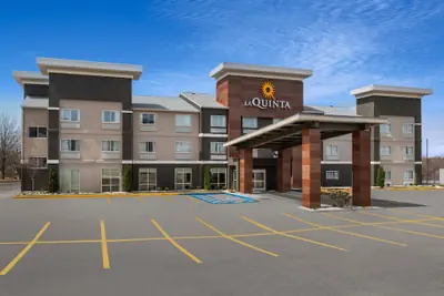 Photo 2 - La Quinta Inn & Suites by Wyndham Fayetteville