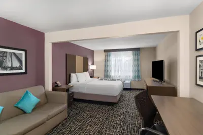Photo 5 - La Quinta Inn & Suites by Wyndham Fayetteville