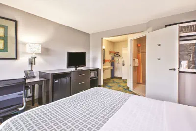 Photo 5 - La Quinta Inn by Wyndham Toledo Perrysburg