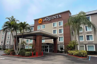 Photo 2 - La Quinta Inn & Suites by Wyndham Naples East (I-75)