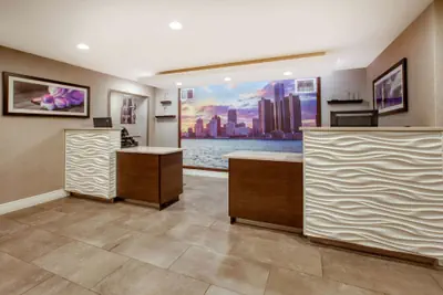 Photo 3 - La Quinta Inn & Suites by Wyndham Detroit Utica