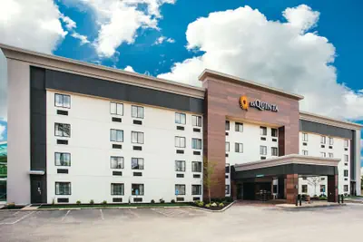 Photo 2 - La Quinta Inn & Suites by Wyndham Cincinnati NE - Mason